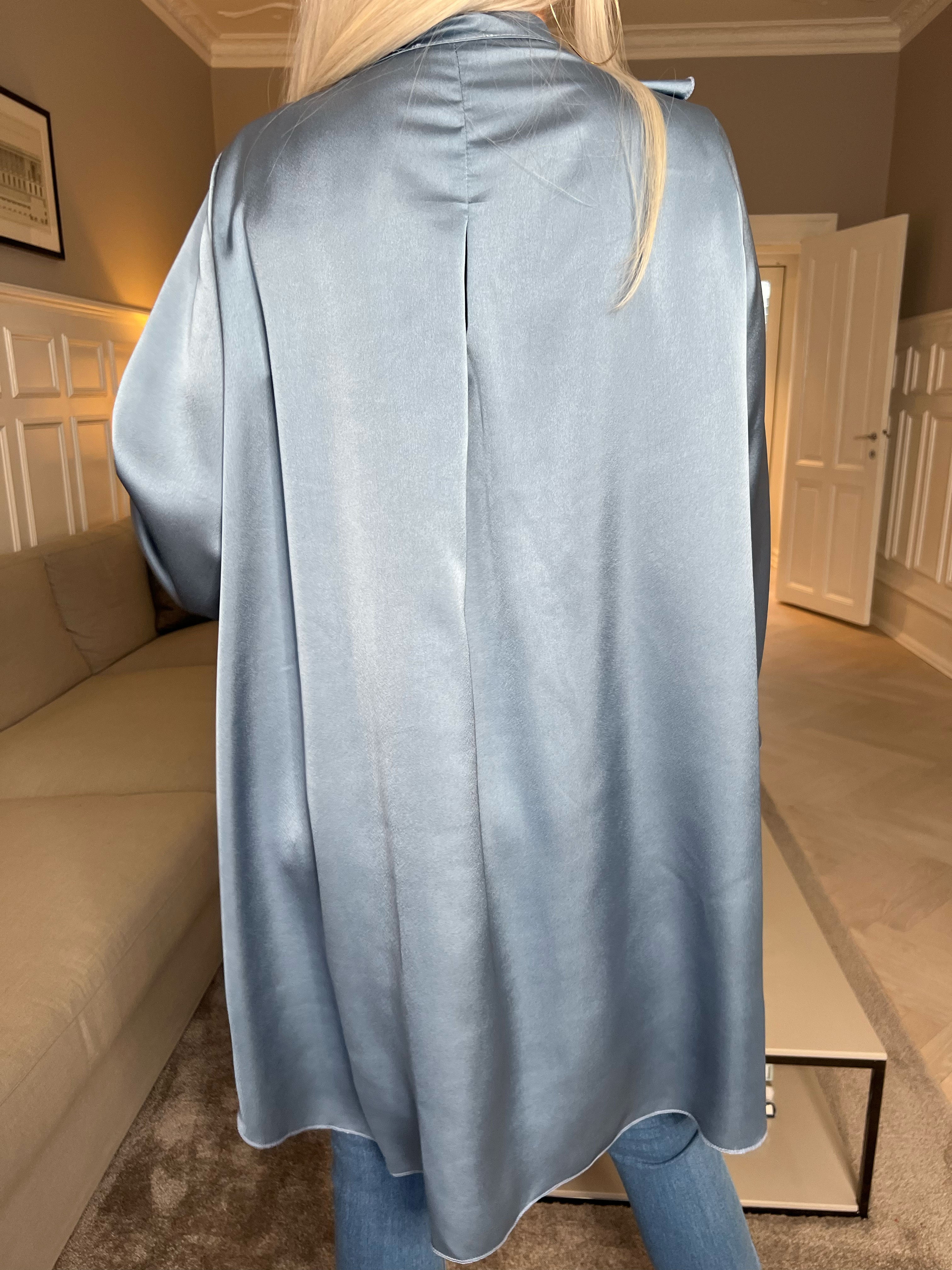 FÖRHANDSBESTÄLLNING - Abira - Enfärgad skjortklänning i silkelook med volanger